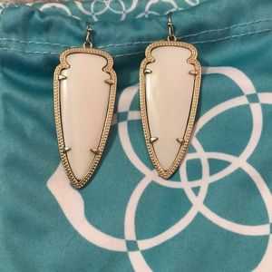 Kendra Scott arrowhead earrings 💫